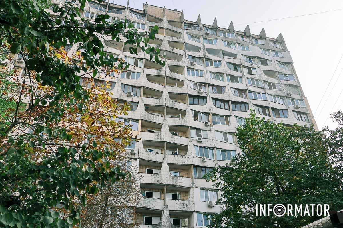 У Дніпрі на проспекті Героїв жінка впала з багатоповерхівки У Дніпрі на проспекті Героїв жінка впала з багатоповерхівки 1