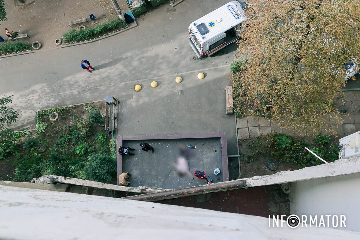 За попередніми даними, постраждала загинула на місці У Дніпрі на проспекті Героїв жінка впала з багатоповерхівки 4