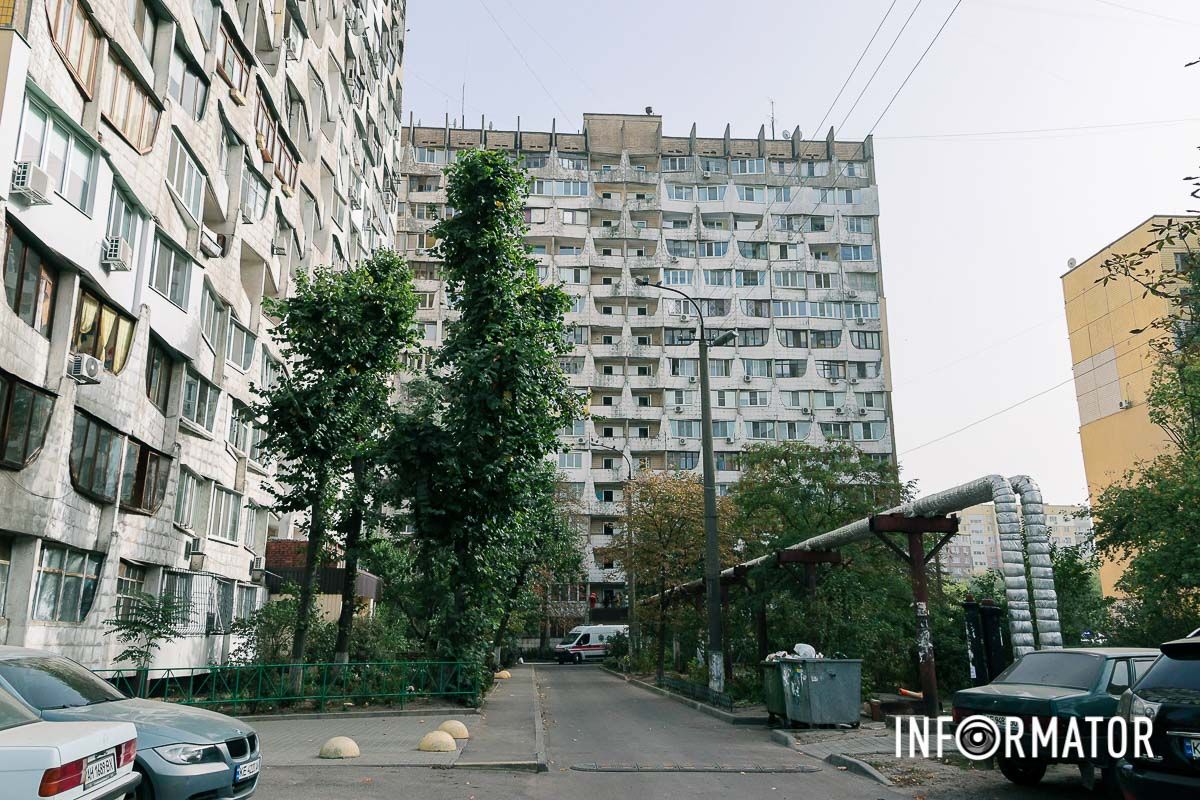 Усі обставини події встановлюють правоохоронці У Дніпрі на проспекті Героїв жінка впала з багатоповерхівки 6