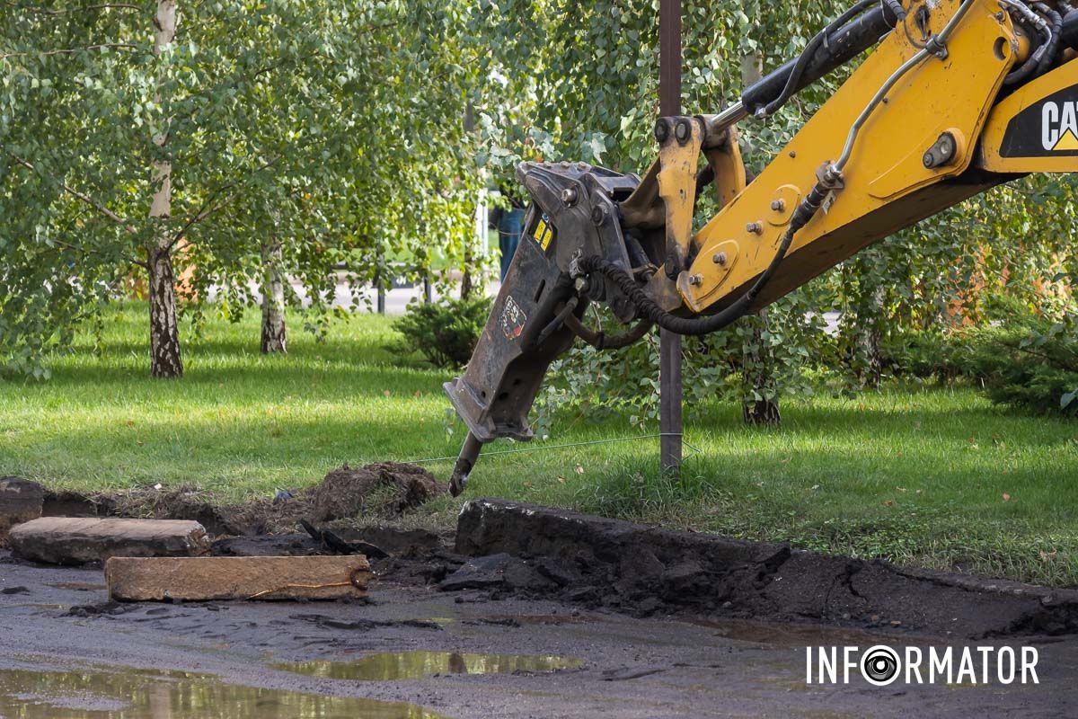 Они проходят на участке от БК Металлургов до Храма Архистратига Михаила Заменят бордюры и восстановят тротуар: в Днепре на Квитки Цисык ремонтируют дорогу 3