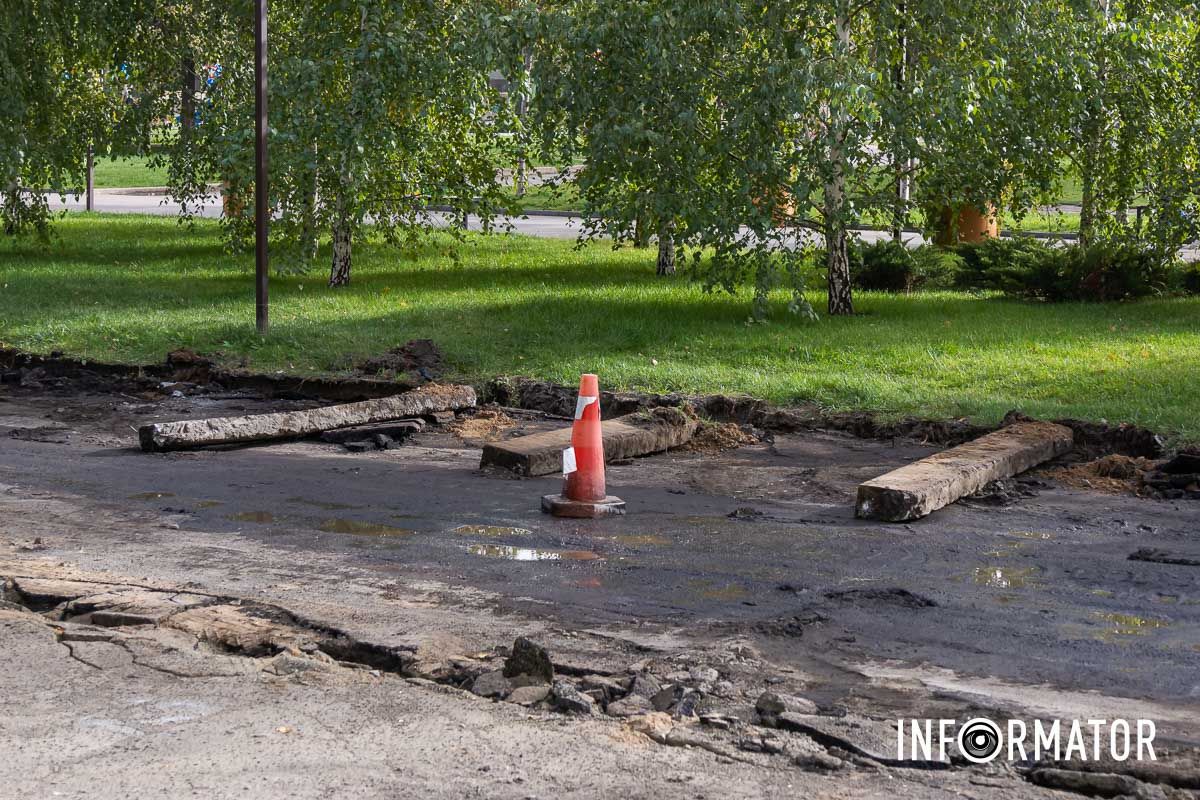 Здесь приведут в порядок тротуар, разбивший машины Заменят бордюры и восстановят тротуар: в Днепре на Квитки Цисык ремонтируют дорогу 4