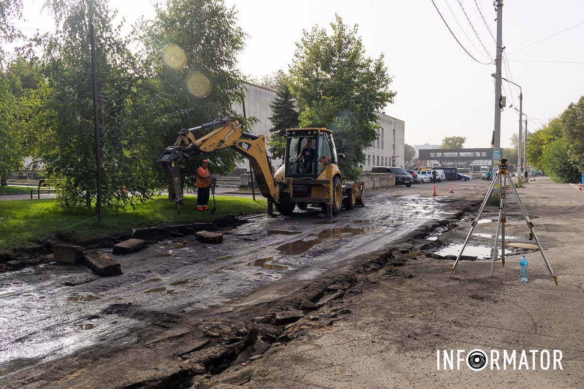 Новыми будут и бордюры Заменят бордюры и восстановят тротуар: в Днепре на Квитки Цисык ремонтируют дорогу 5