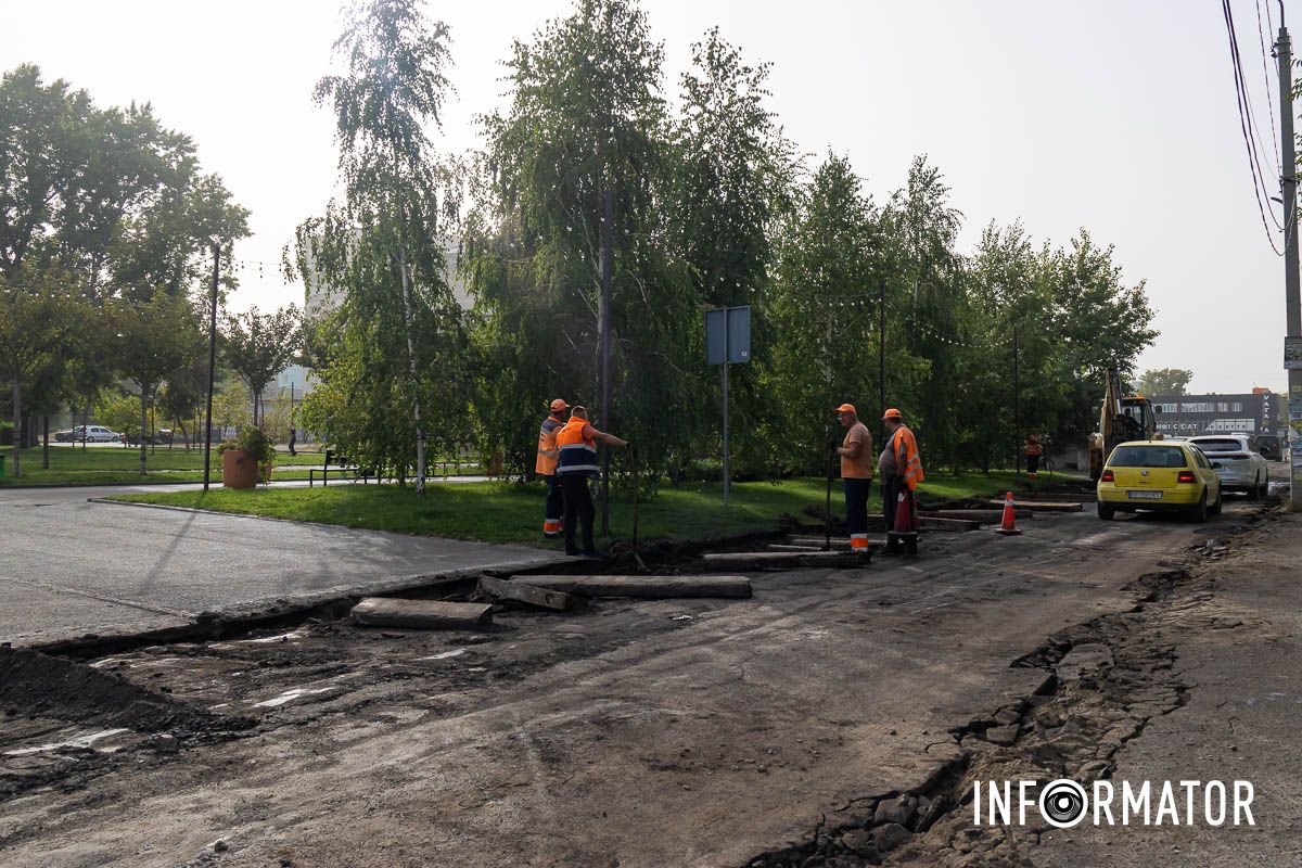Ремонтники Заменят бордюры и восстановят тротуар: в Днепре на Квитки Цисык ремонтируют дорогу 11