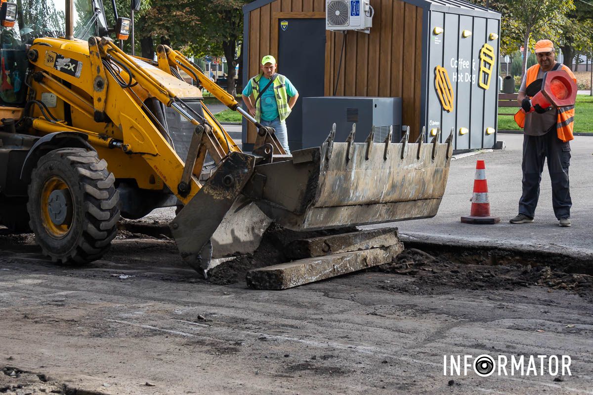Будет комфортнее Заменят бордюры и восстановят тротуар: в Днепре на Квитки Цисык ремонтируют дорогу 10