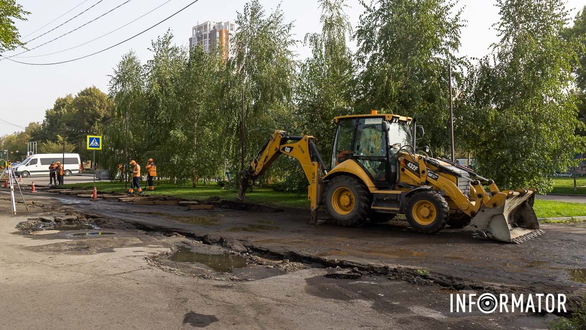 Замінять бордюри та відновлять тротуар: у Дніпрі на Квітки Цісик ремонтують дорогу