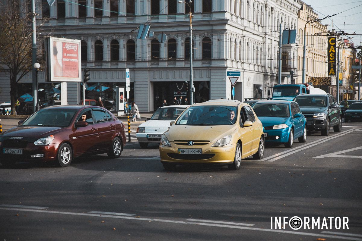 Перекресток проспекта Дмитрия Яворницкого и улицы Короленко
