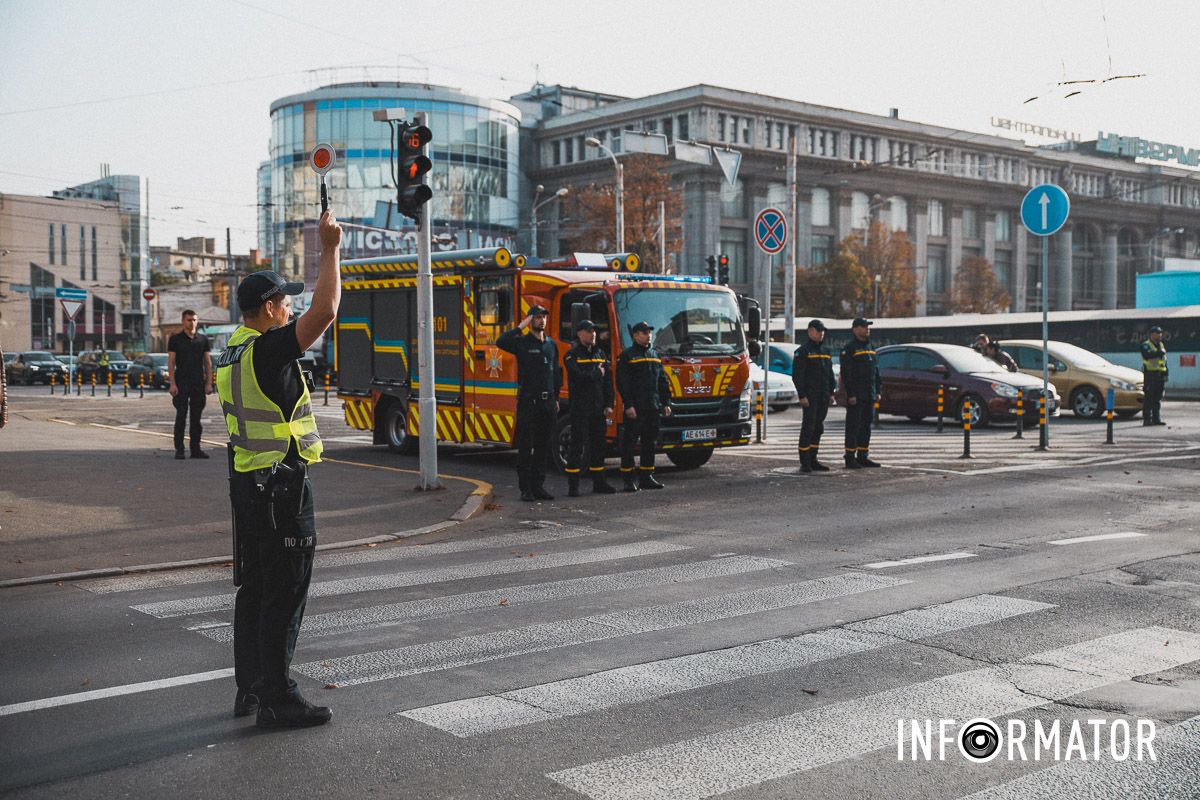 Все остановились на минуту