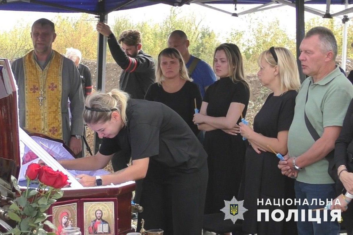 Пришли, родные, горожане и руководство: в Кривом Роге простились с полицейскими, погибшими во время ракетной атаки 2