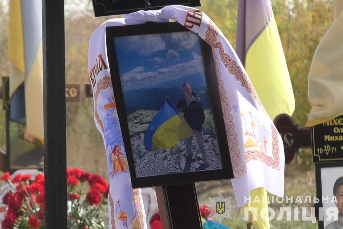 Пришли, родные, горожане и руководство: в Кривом Роге простились с полицейскими, погибшими во время ракетной атаки 3