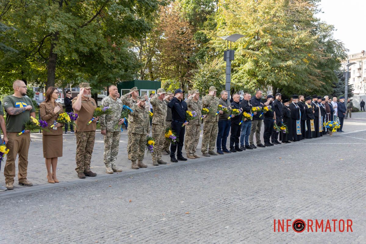 Положение цветов и погашение символической марки: как в Днепре отметили День защитников и защитниц Украины 1