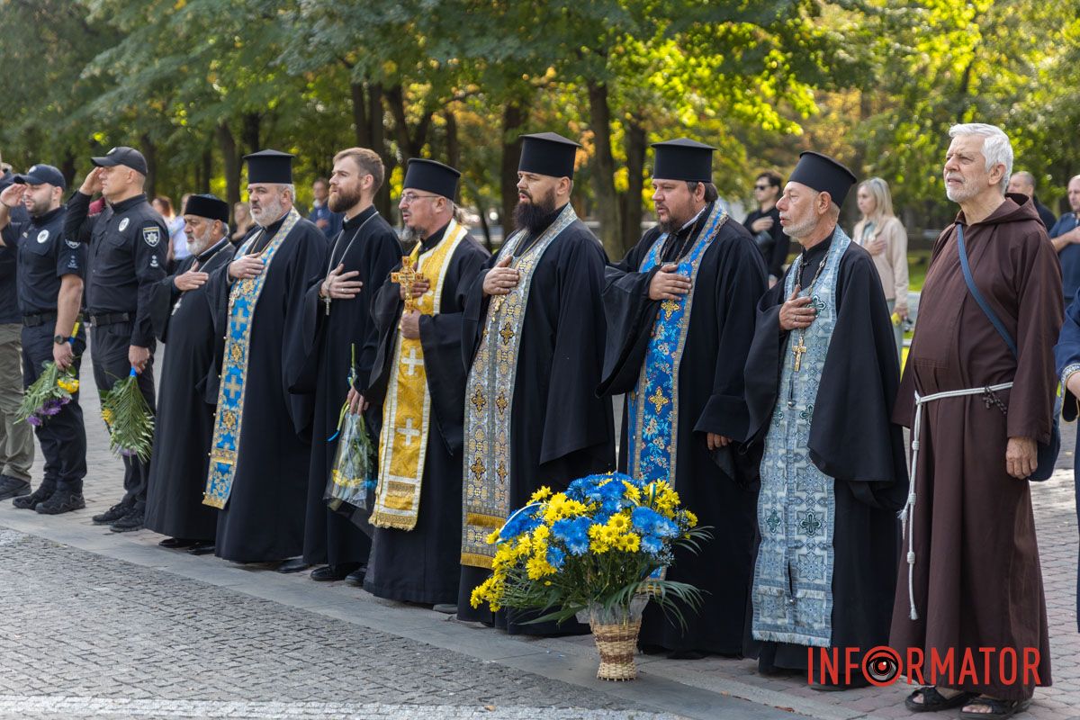 Положение цветов и погашение символической марки: как в Днепре отметили День защитников и защитниц Украины 3