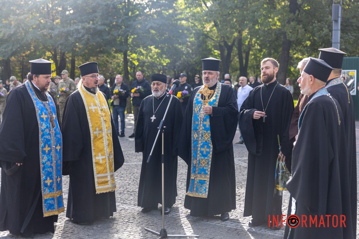 Положение цветов и погашение символической марки: как в Днепре отметили День защитников и защитниц Украины 5