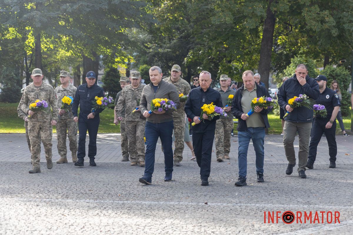 Уложение цветов и погашение символической марки: как в Днепре отметили День защитников и защитниц Украины 9
