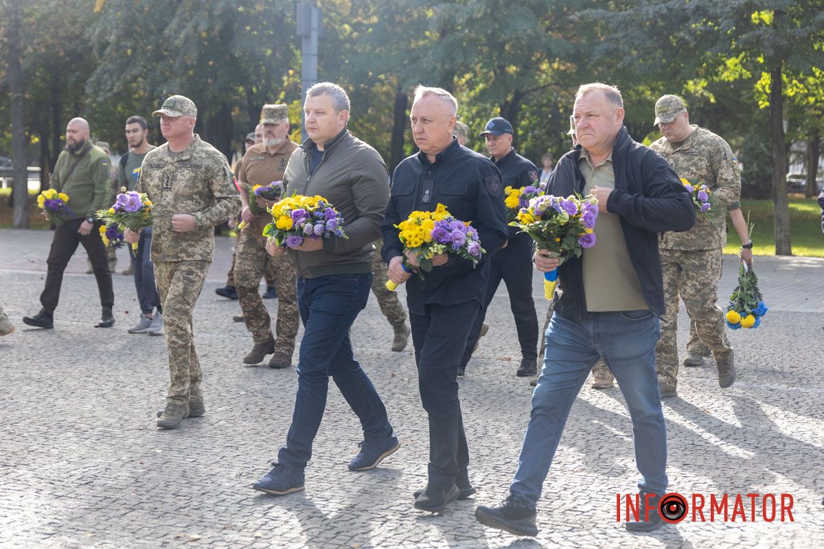 Уложение цветов и погашение символической марки: как в Днепре отметили День защитников и защитниц Украины 8