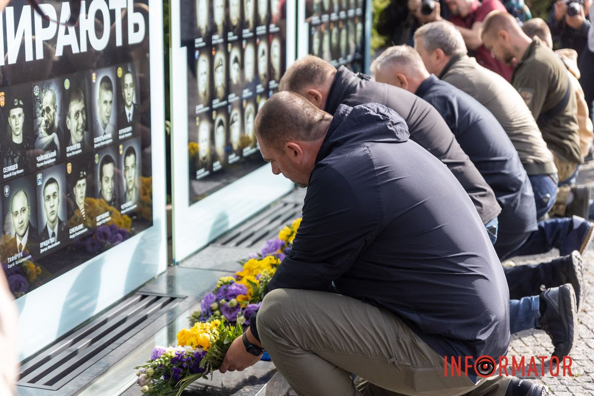 Положение цветов и погашение символической марки: как в Днепре отметили День защитников и защитниц Украины 10