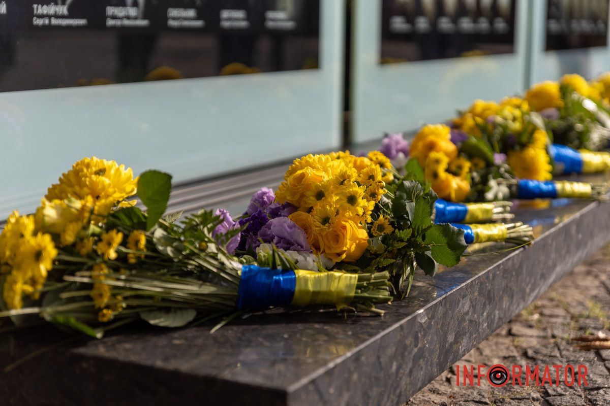 Положение цветов и погашение символической марки: как в Днепре отметили День защитников и защитниц Украины 11