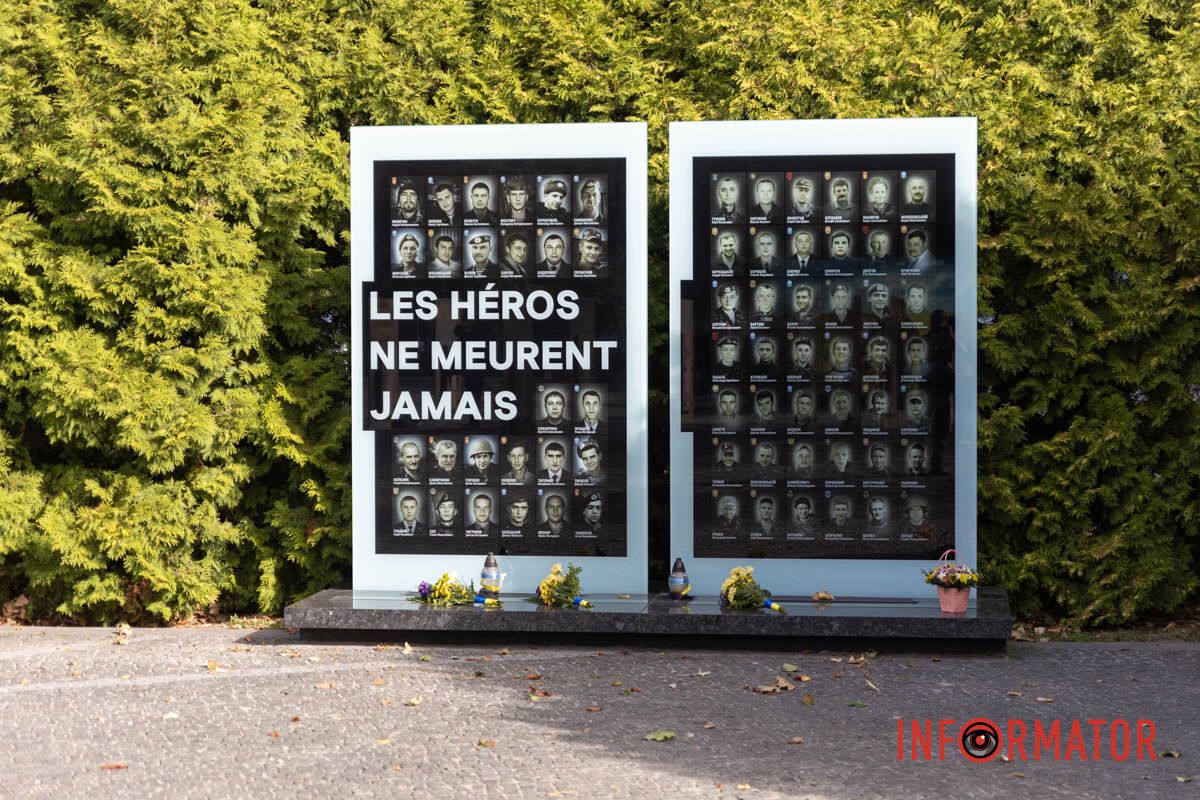 Положение цветов и погашение символической марки: как в Днепре отметили День защитников и защитниц Украины 12