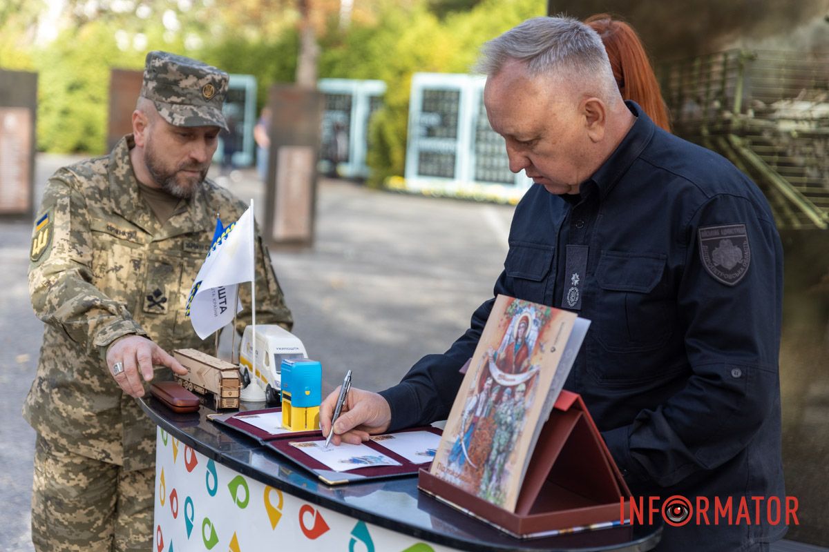 Положение цветов и погашение символической марки: как в Днепре отметили День защитников и защитниц Украины 17
