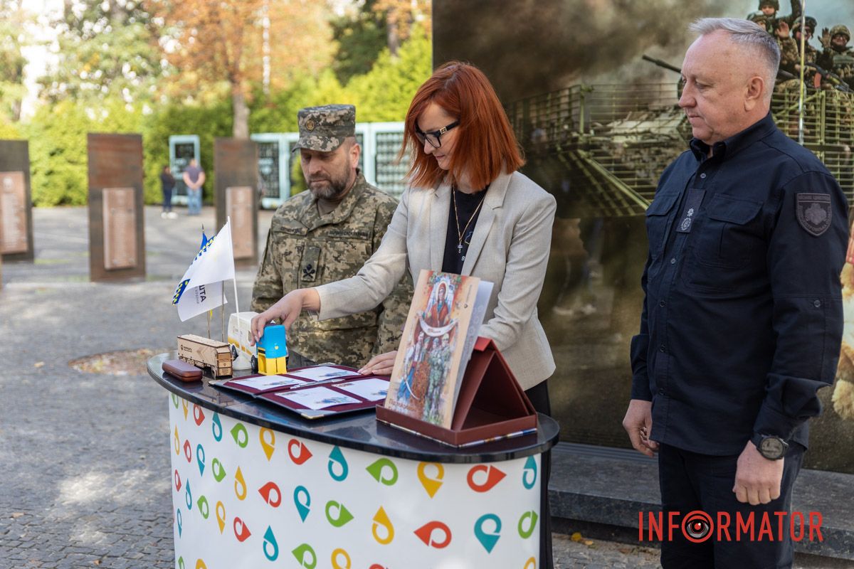 Положение цветов и погашение символической марки: как в Днепре отметили День защитников и защитниц Украины 16