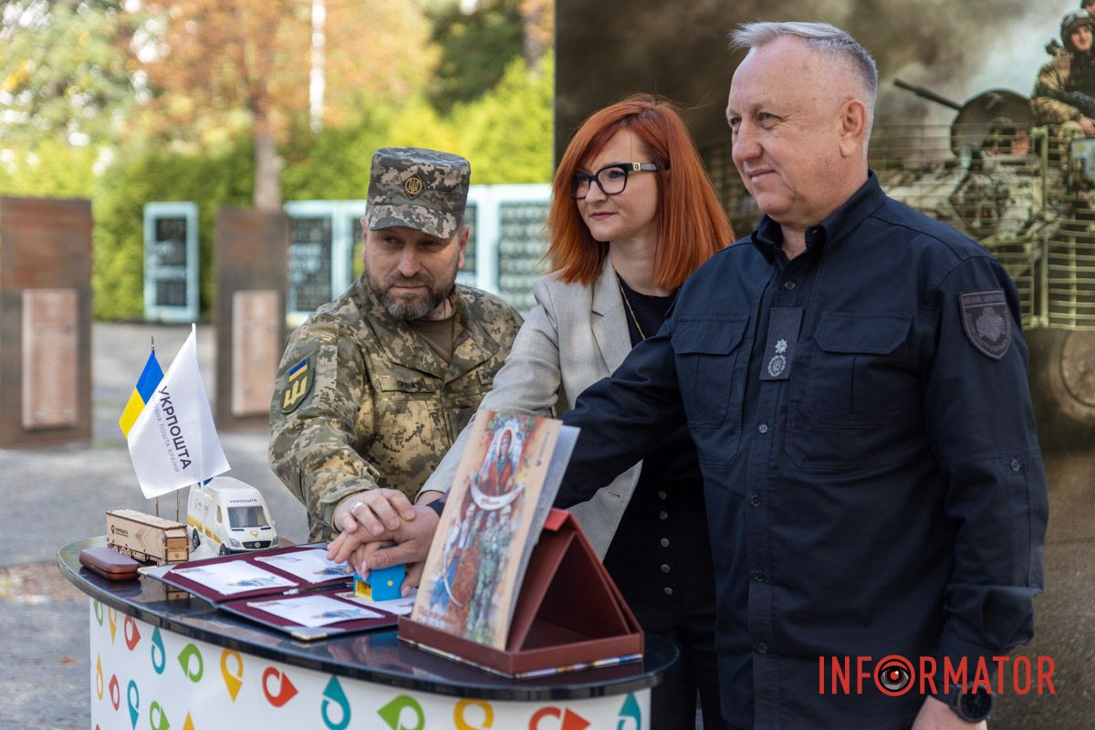 Положение цветов и погашение символической марки: как в Днепре отметили День защитников и защитниц Украины 14