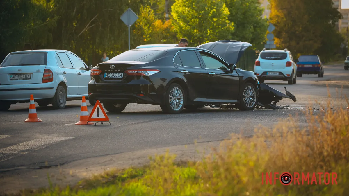 У Дніпрі на Петра Яцика зіткнулись Toyota та Chevrolet: постраждала водійка