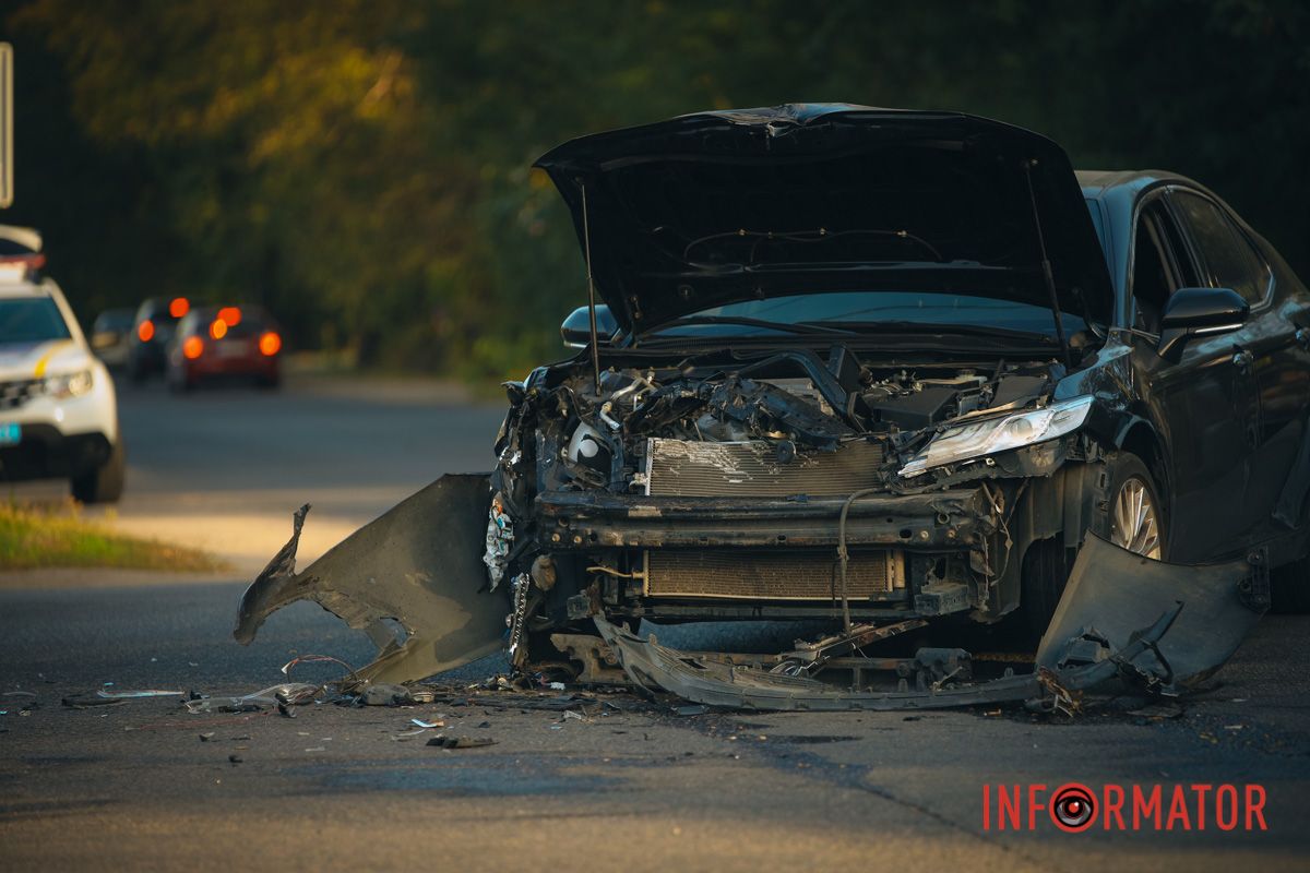 Одна з автівок знаходиться на перехресті
