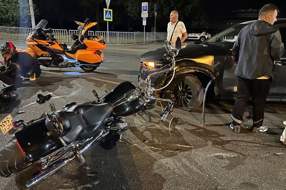 У Дніпрі на Січеславській Набережній біля «Поплавка» зіткнулись Mazda та Harley Davidson: є постраждалий 2