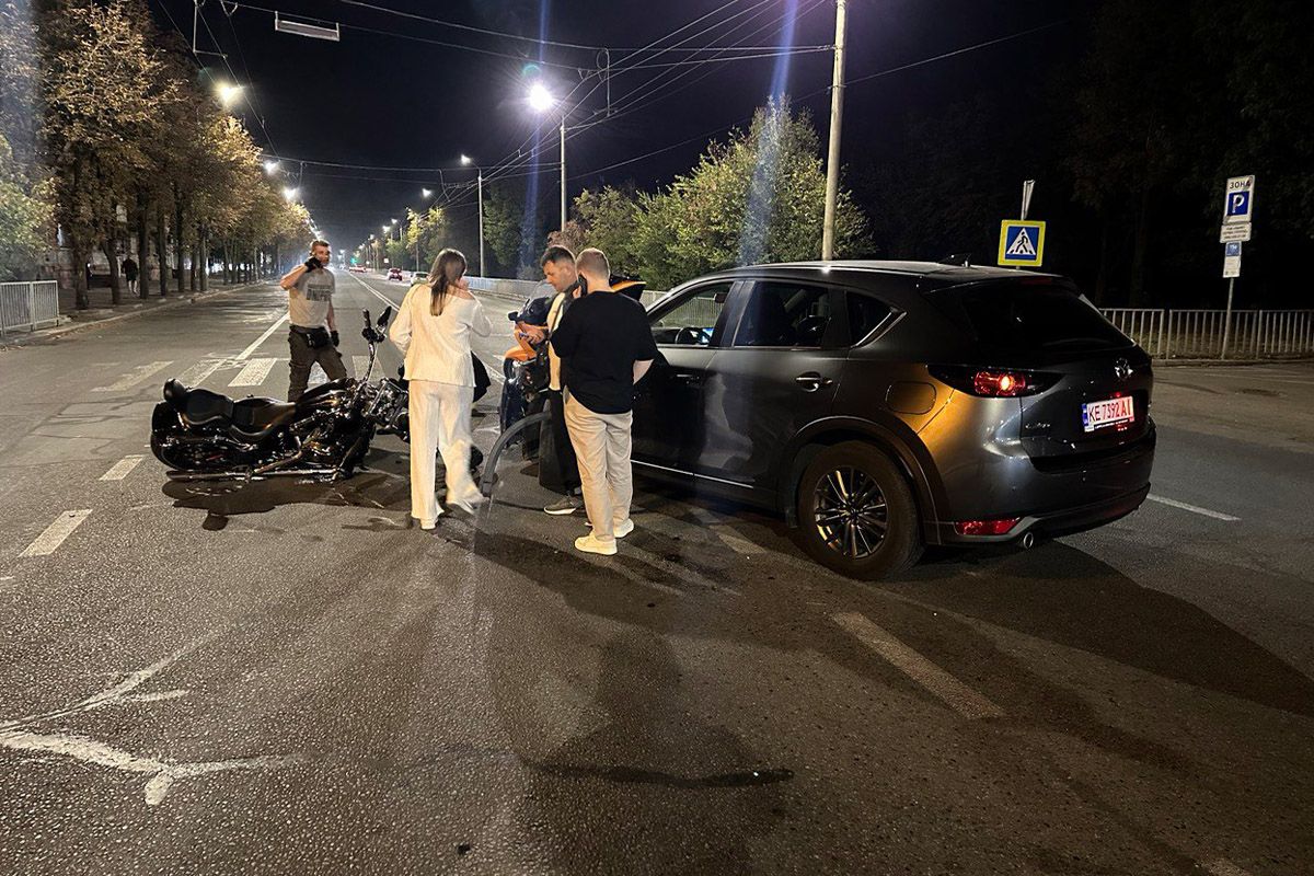 У Дніпрі на Січеславській Набережній біля «Поплавка» зіткнулись Mazda та Harley Davidson: є постраждалий 1