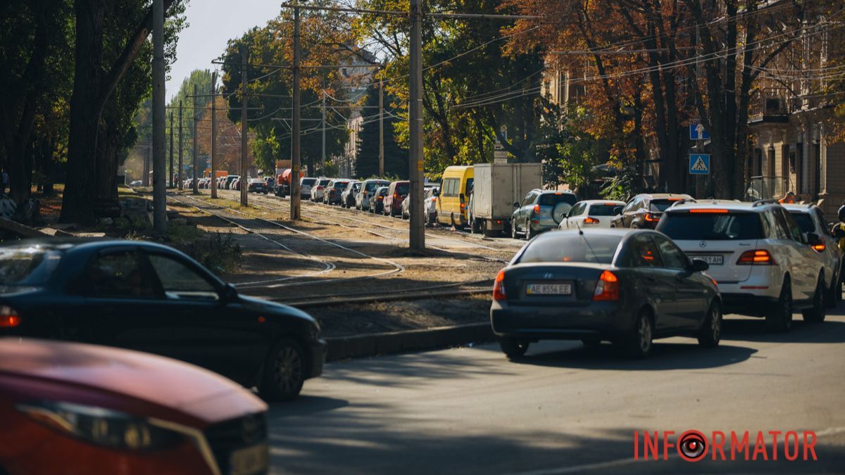 У Дніпрі на Соборній встали автівки та тролейбуси: зупинка трамваю перенесена