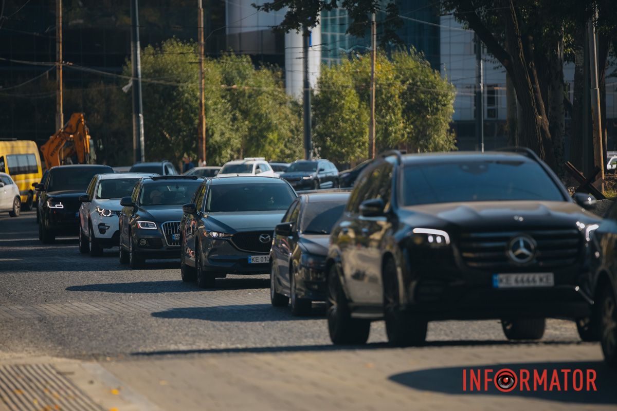 У Дніпрі на Соборній встали автівки та тролейбуси: зупинка трамваю перенесена 6