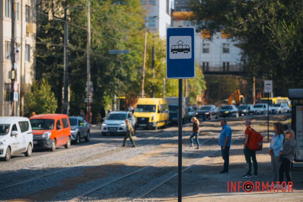 У Дніпрі на Соборній встали автівки та тролейбуси: зупинка трамваю перенесена 4
