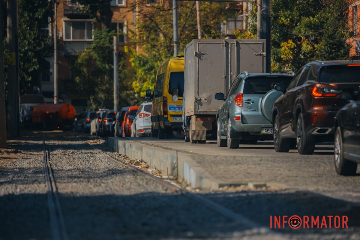 У Дніпрі на Соборній встали автівки та тролейбуси: зупинка трамваю перенесена 3