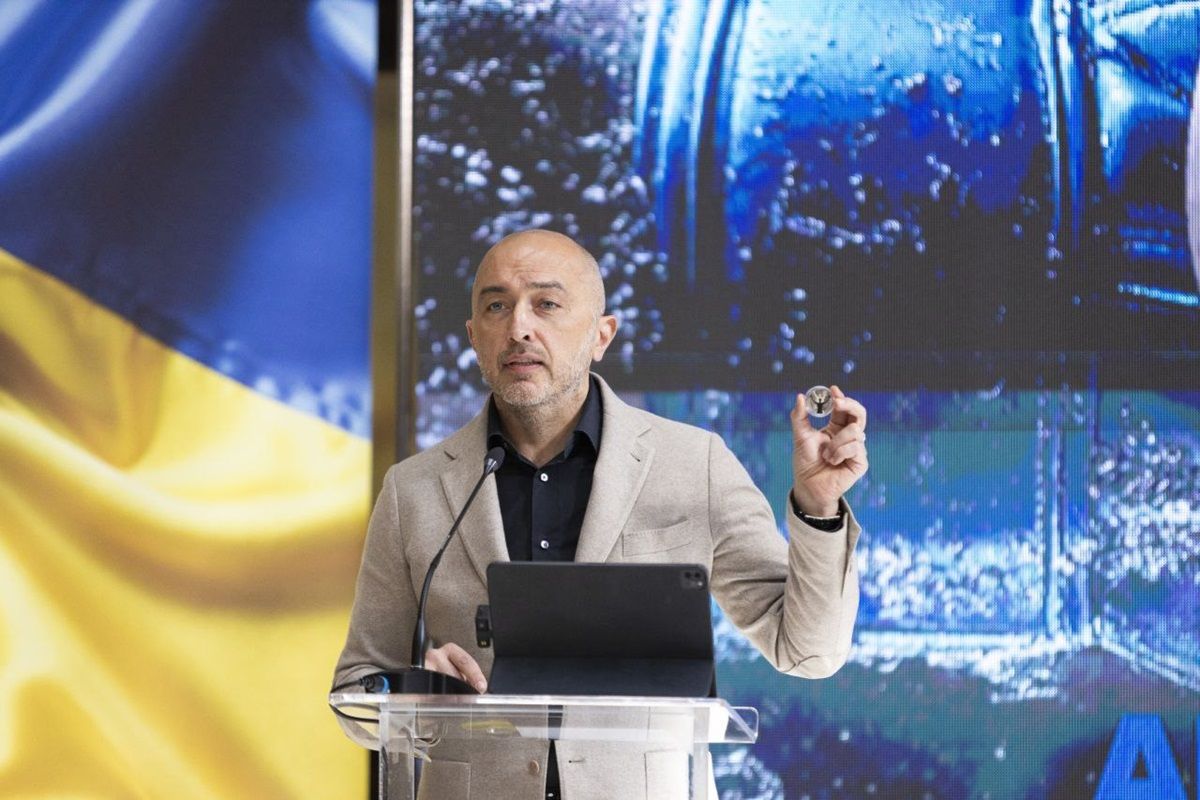 Председатель Нацбанка Андрей Пышный презентует монету Председатель Нацбанка Андрей Пышный презентует монету