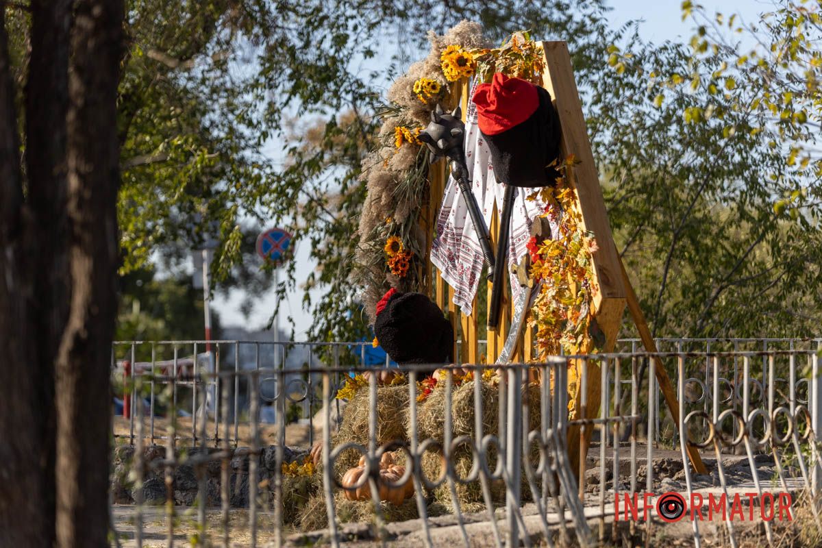 Яскрава осіння фотозона у парку Шевченка до Дня українського козацтва Нова фотозона у Дніпрі: парк Шевченка прикрасили до Дня українського козацтва 8