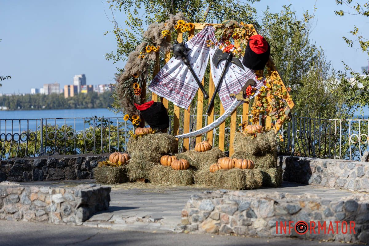 Фото - Дмитро Дворський Нова фотозона у Дніпрі: парк Шевченка прикрасили до Дня українського козацтва 9