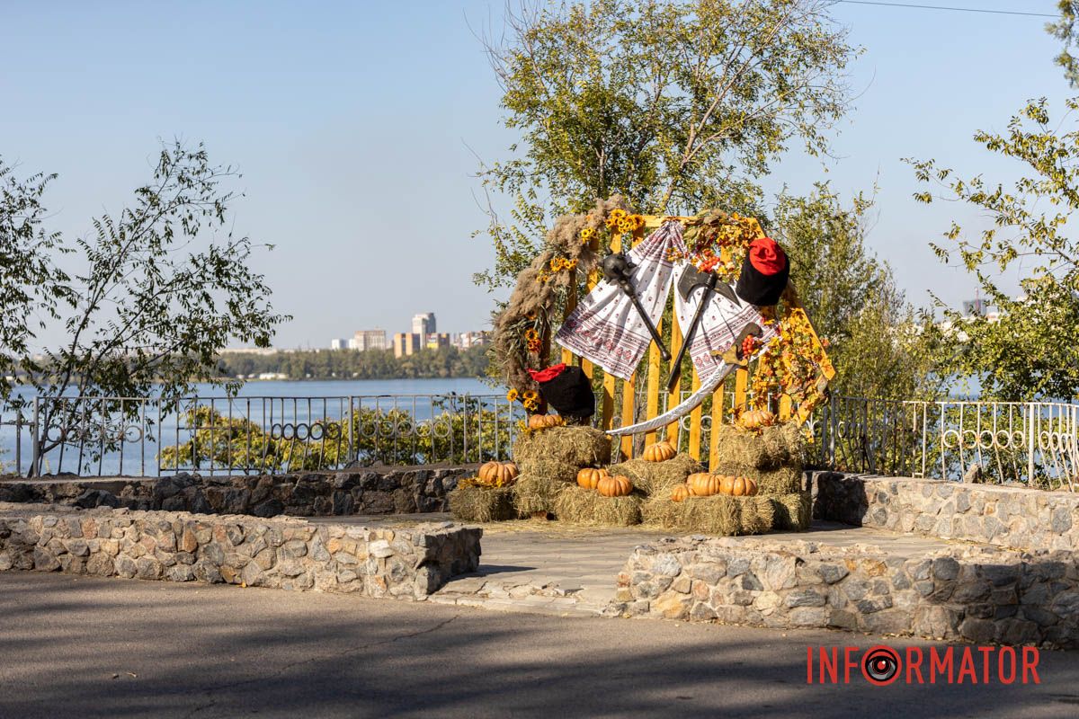 Жителі та туристи можуть зробити яскраві фотографії на фоні цієї композиції Нова фотозона у Дніпрі: парк Шевченка прикрасили до Дня українського козацтва 7