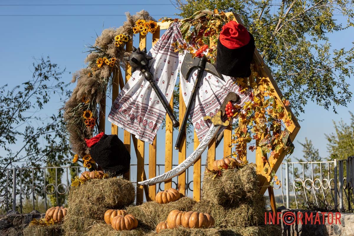 Також тут встановлено булаву, шаблю та декоративні козацькі шапки Нова фотозона у Дніпрі: парк Шевченка прикрасили до Дня українського козацтва 5
