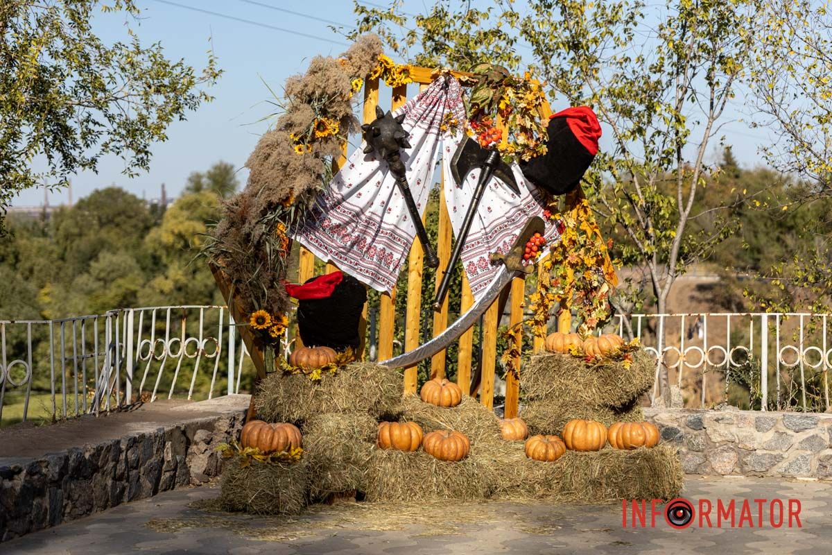 У Дніпрі у парку імені Тараса Шевченка з’явилася нова осіння фотозона Нова фотозона у Дніпрі: парк Шевченка прикрасили до Дня українського козацтва 1