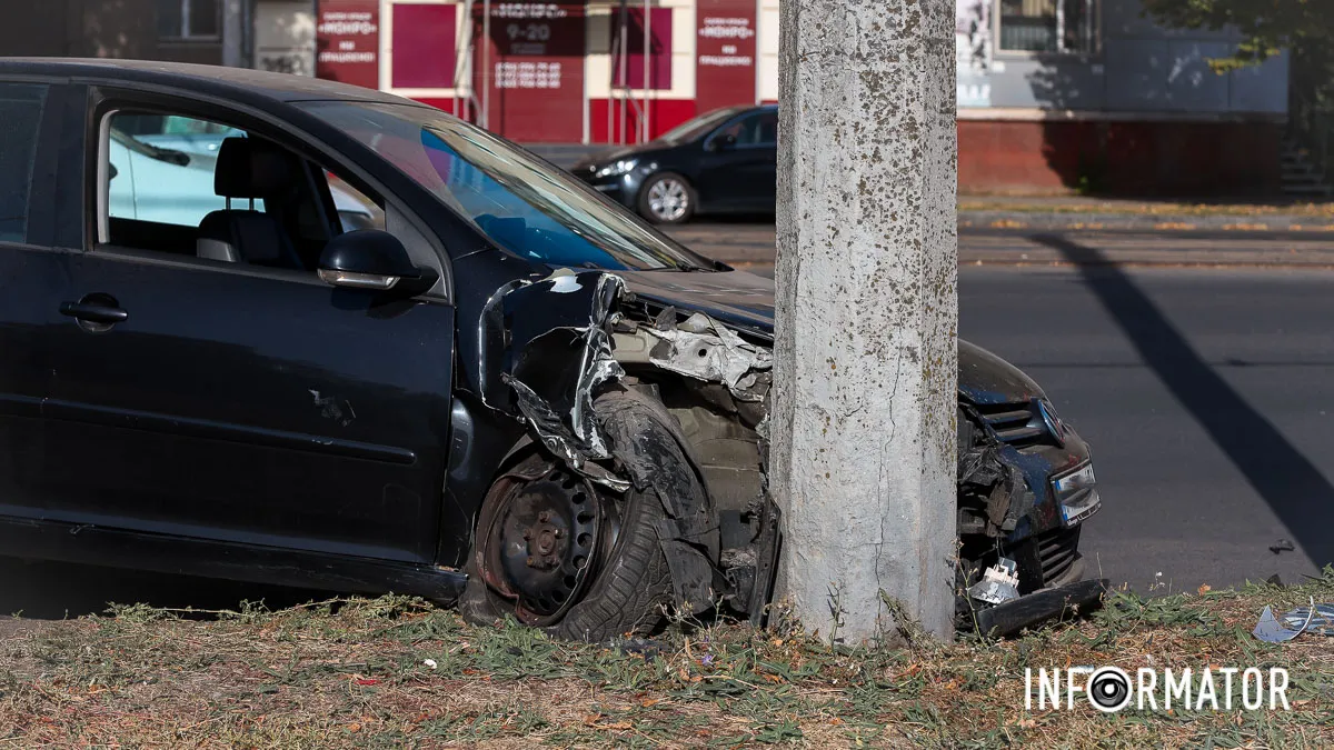 В Днепре на проспекте Хмельницкого столкнулись Volkswagen и BMW: машина врезалась в столб, пострадала женщина