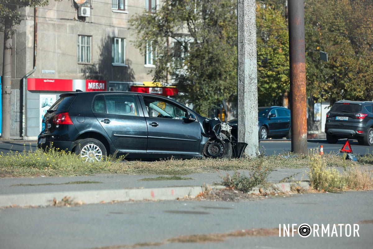 Инцидент произошел около 8:10 В Днепре на проспекте Хмельницкого столкнулись Volkswagen и BMW: машина врезалась в столб, пострадала женщина 5