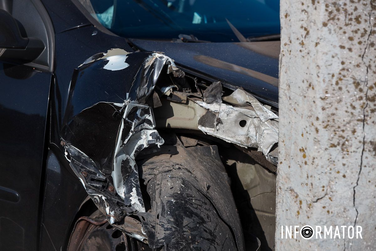 Пострадала женщина, сидевшая в Volkswagen В Днепре на проспекте Хмельницкого столкнулись Volkswagen и BMW: машина врезалась в столб, пострадала женщина 6