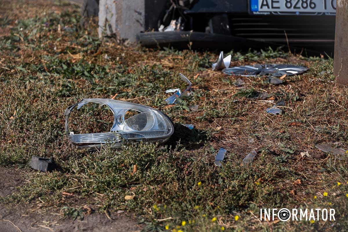 Ее доставили в больницу В Днепре на проспекте Хмельницкого столкнулись Volkswagen и BMW: машина врезалась в столб, пострадала женщина 7