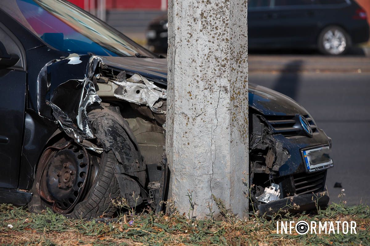 Сюда приехали медики и полицейские В Днепре на проспекте Хмельницкого столкнулись Volkswagen и BMW: машина врезалась в столб, пострадала женщина 4