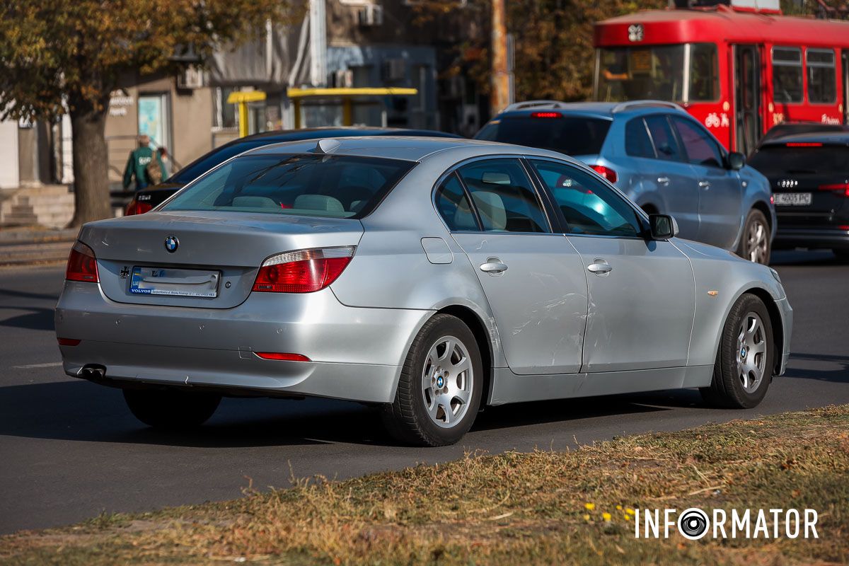 В результате ДТП Volkswagen въехал в столб В Днепре на проспекте Хмельницкого столкнулись Volkswagen и BMW: машина врезалась в столб, пострадала женщина 3