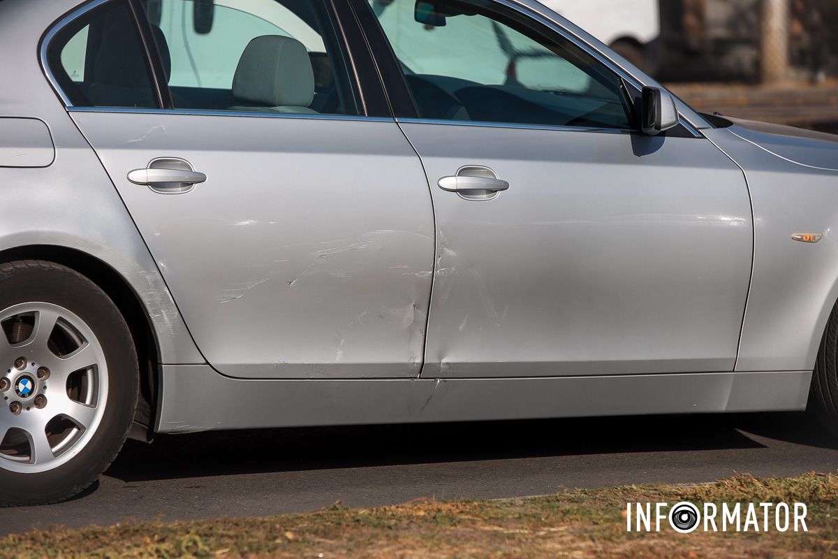 Столкнулись BMW и Volkswagen В Днепре на проспекте Хмельницкого столкнулись Volkswagen и BMW: машина врезалась в столб, пострадала женщина 2