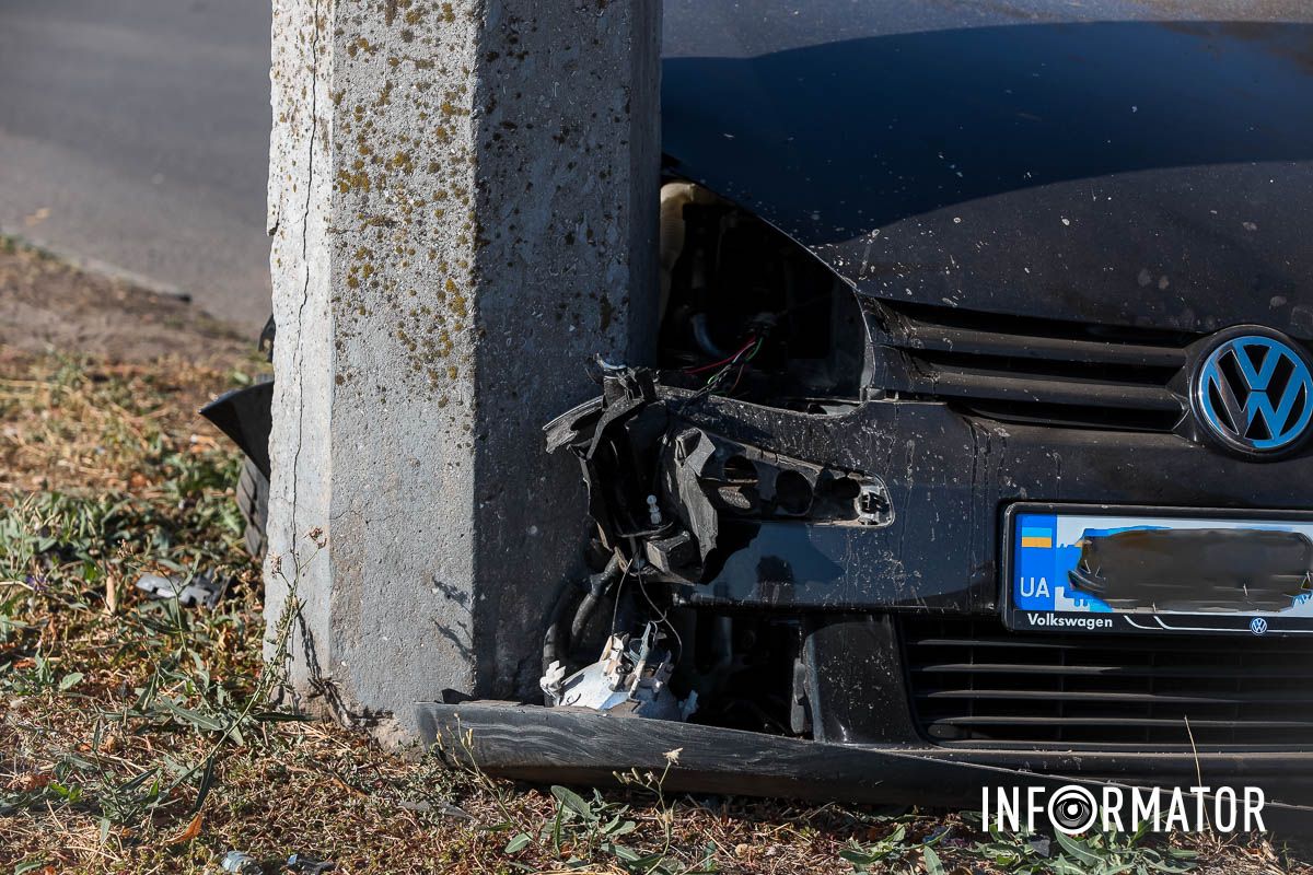 На проспекте Богдана Хмельницкого, в районе перекрестка с улицей Независимости, произошла авария В Днепре на проспекте Хмельницкого столкнулись Volkswagen и BMW: машина врезалась в столб, пострадала женщина 1