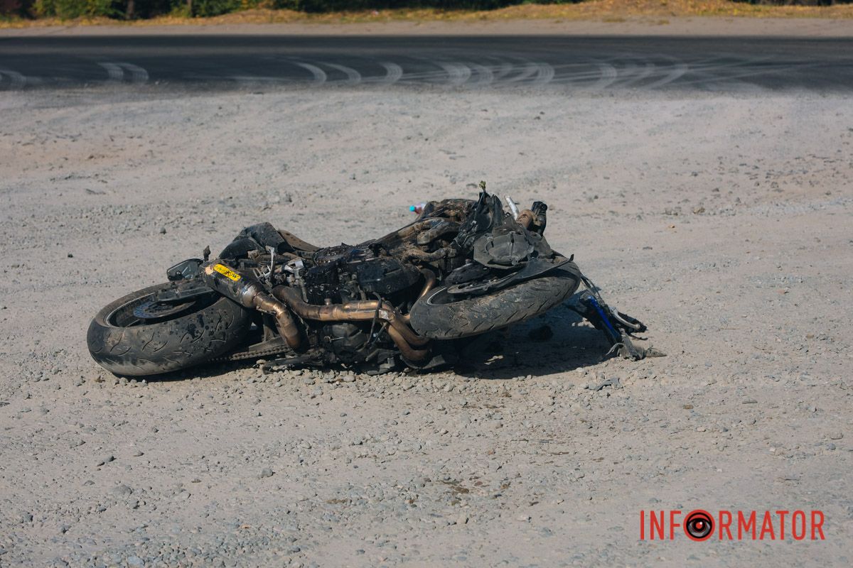 У Дніпрі на Самарському узвозі зіштовхнулися ЗАЗ та мотоцикліст: водій двоколісного загинув 8