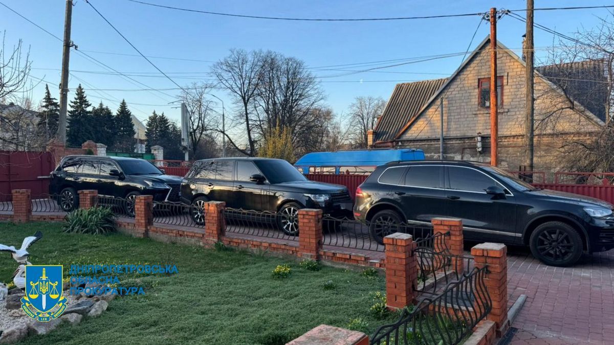 В ходе 35 обысков изъяли мобильные телефоны, компьютерную технику, документы, элитные машины, печати и черновые записи В ходе 35 обысков изъяли мобильные телефоны, компьютерную технику, документы, элитные машины, печати и черновые записи