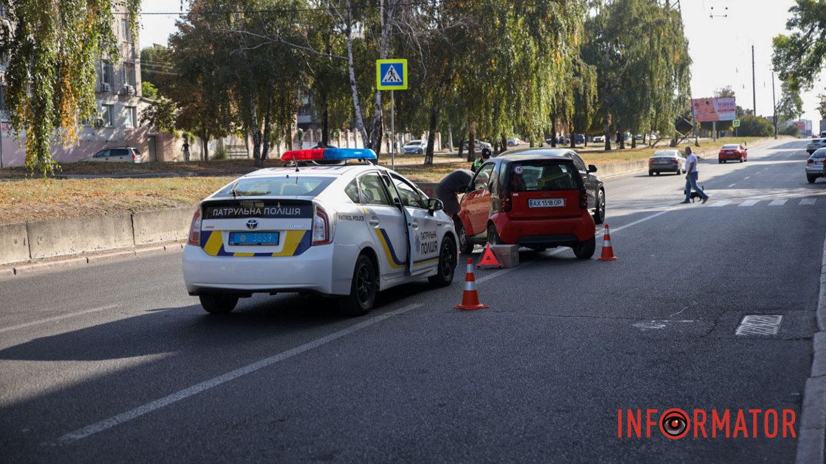 У Дніпрі на проспекті Поля зіткнулися Smart і Mercedes: зайнята смуга