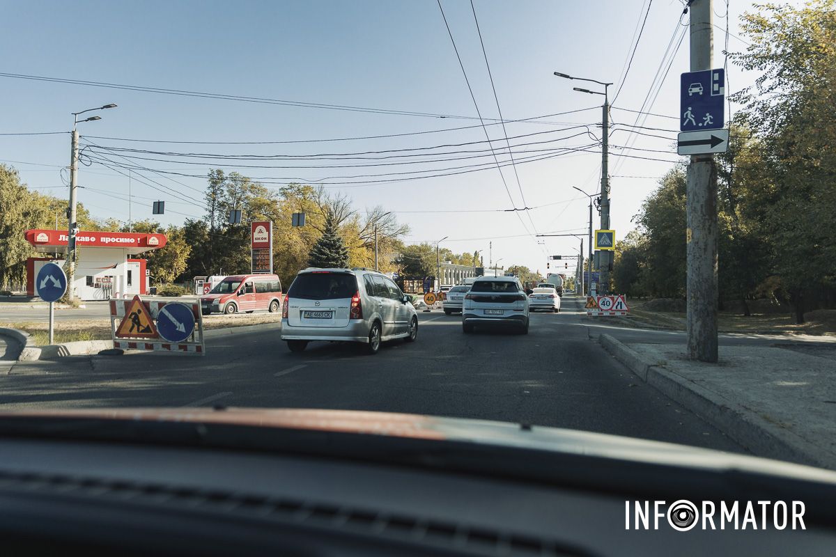 700 метров в длину: в Днепре на Запорожском шоссе устанавливают новый отбойник 1